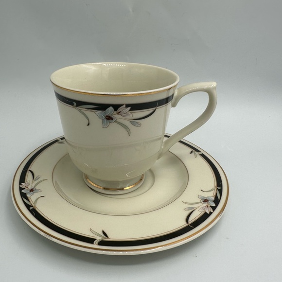 Sango Regency Collection Time Ivory China Mainsfield Teacup and Saucer Set of 4